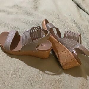 Sketchers Luxe Foam sandals. Women’s size 6. Great condition-tiny scuffs shown.